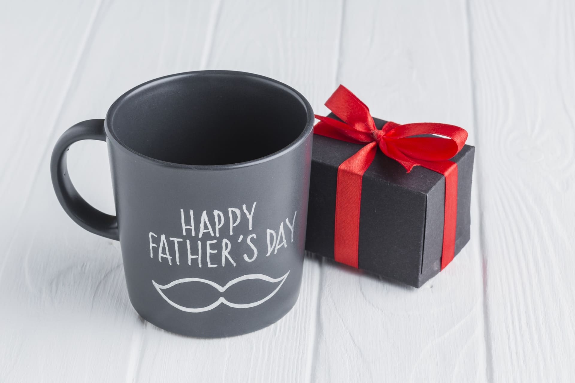 Caneca temática personalizada para Dia dos Pais com presente decorativo.